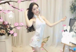 女主播开胸旗袍,女主播性感开胸造型引发热议