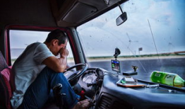 货车司机睡觉搞笑视频,睡出“网红”范儿！