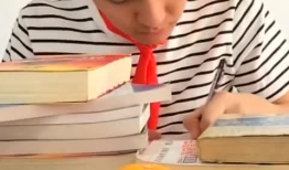 被妈妈画搞笑鬼脸