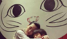 被妈妈画搞笑鬼脸