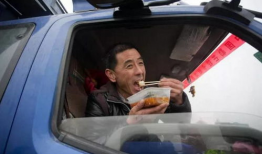 货车司机睡觉搞笑视频,睡出“网红”范儿！